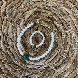 Bracelet en pierre naturelle de coquillage petites perles fines de coquillage et malachite et acier inoxydable sans nickel sans plomb et sans cadmium, avec fermoir et chainette d'extension