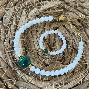 Bracelet en pierre naturelle de coquillage petites perles fines de coquillage et malachite et acier inoxydable sans nickel sans plomb et sans cadmium, avec fermoir et chainette d'extension