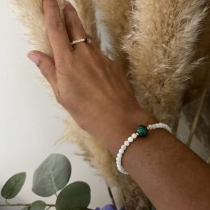 Bracelet en pierre naturelle de coquillage petites perles fines de coquillage et malachite et acier inoxydable sans nickel sans plomb et sans cadmium, avec fermoir et chainette d'extension
