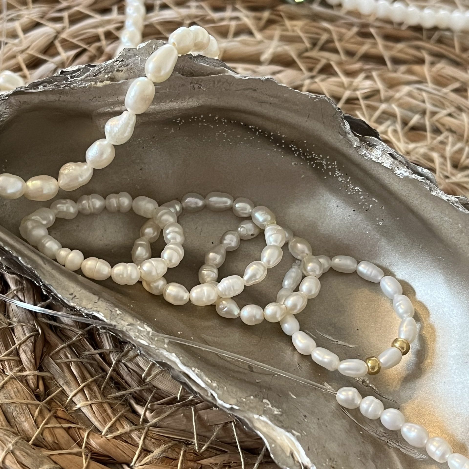 Retrouvez mes collections de bijoux Bague Naïa elastique femme fille adolescente en petites perles de culture d'eau douce blanches veritables solide, option ajout de perles de verre dorées japonaises Miyuki