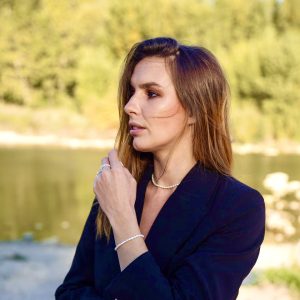 bague elastique féminin femme fille adolescente en petites perles de culture d'eau douce blanches veritables et fermoir en acier inoxydable doré chainette d'extension, médaillon les bijoux de Karine