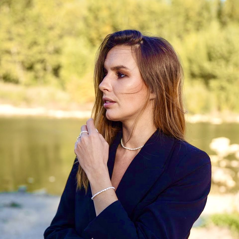 bague elastique féminin femme fille adolescente en petites perles de culture d'eau douce blanches veritables et fermoir en acier inoxydable doré chainette d'extension, médaillon les bijoux de Karine