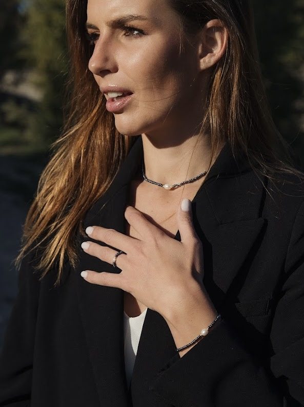 Armor, collier, bracelet et bague en perles de verre gris metallisé irisé et perles de culture d'eau douce, perles de verre japonaises miyuki dorées haute résistance fait main