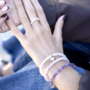 Bracelet en pierre naturelle de coquillage petites perles de pierre naturelle rose et mauve violette et acier inoxydable sans nickel sans plomb et sans cadmium, avec fermoir et chainette d'extension