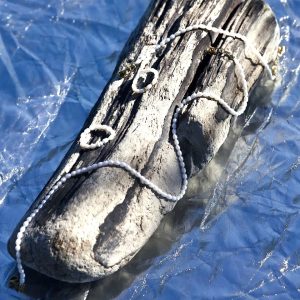 collier Naïa ras de du cou féminin femme fille adolescente en petites perles de culture d'eau douce blanches veritables et fermoir en acier inoxydable doré chainette d'extension, médaillon les bijoux de Karine