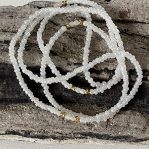 Baya ou bin bin élastique Soléia en perles de verre de coloris blanc nacré et perles dorées japonaises miyuki très résistantes fait main et sur mesure ajusté a la ma taille bijou de l'été à porter autour de la taille