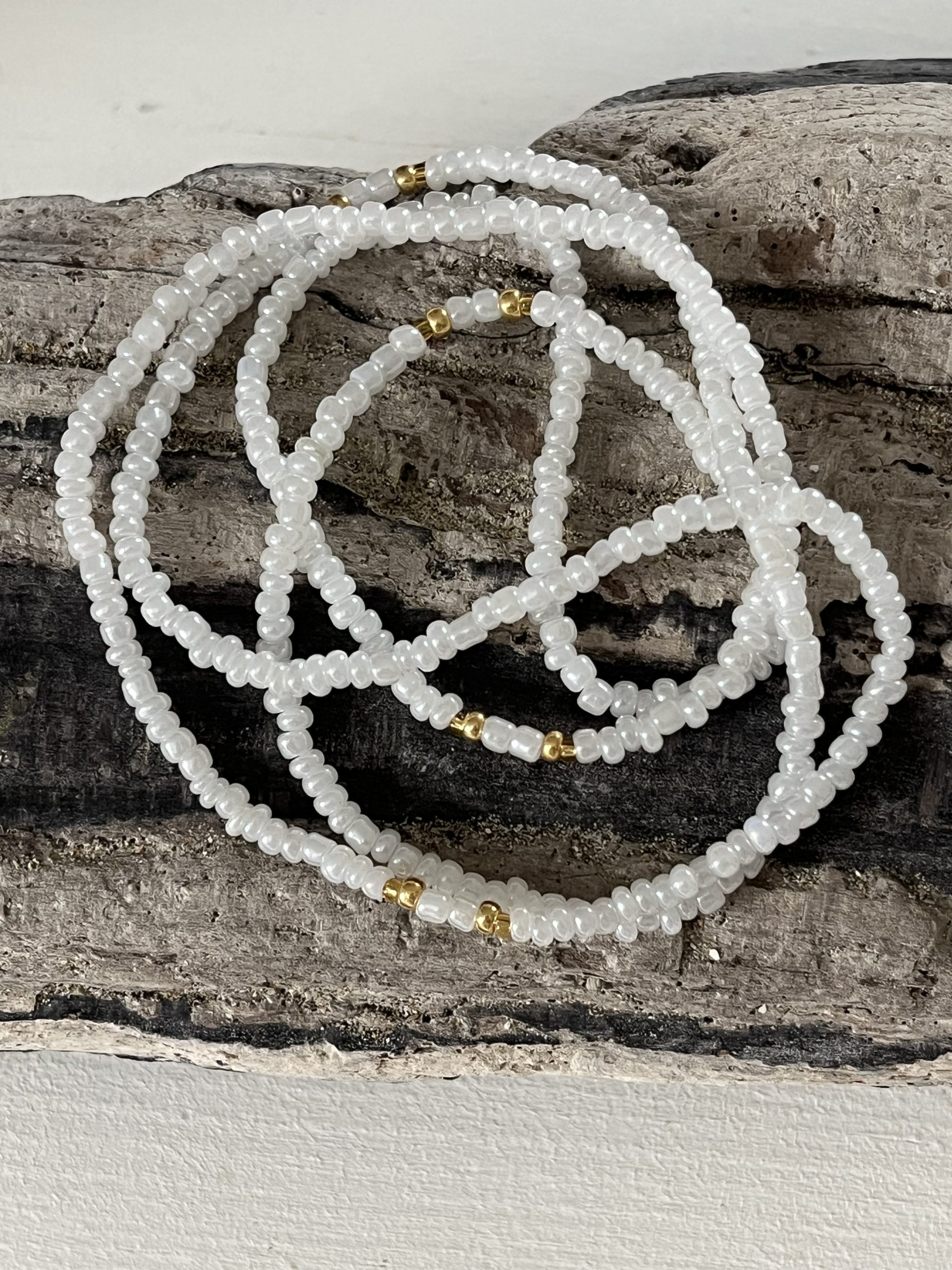 Baya ou bin bin élastique Soléia en perles de verre de coloris blanc nacré et perles dorées japonaises miyuki très résistantes fait main et sur mesure ajusté a la ma taille bijou de l'été à porter autour de la taille