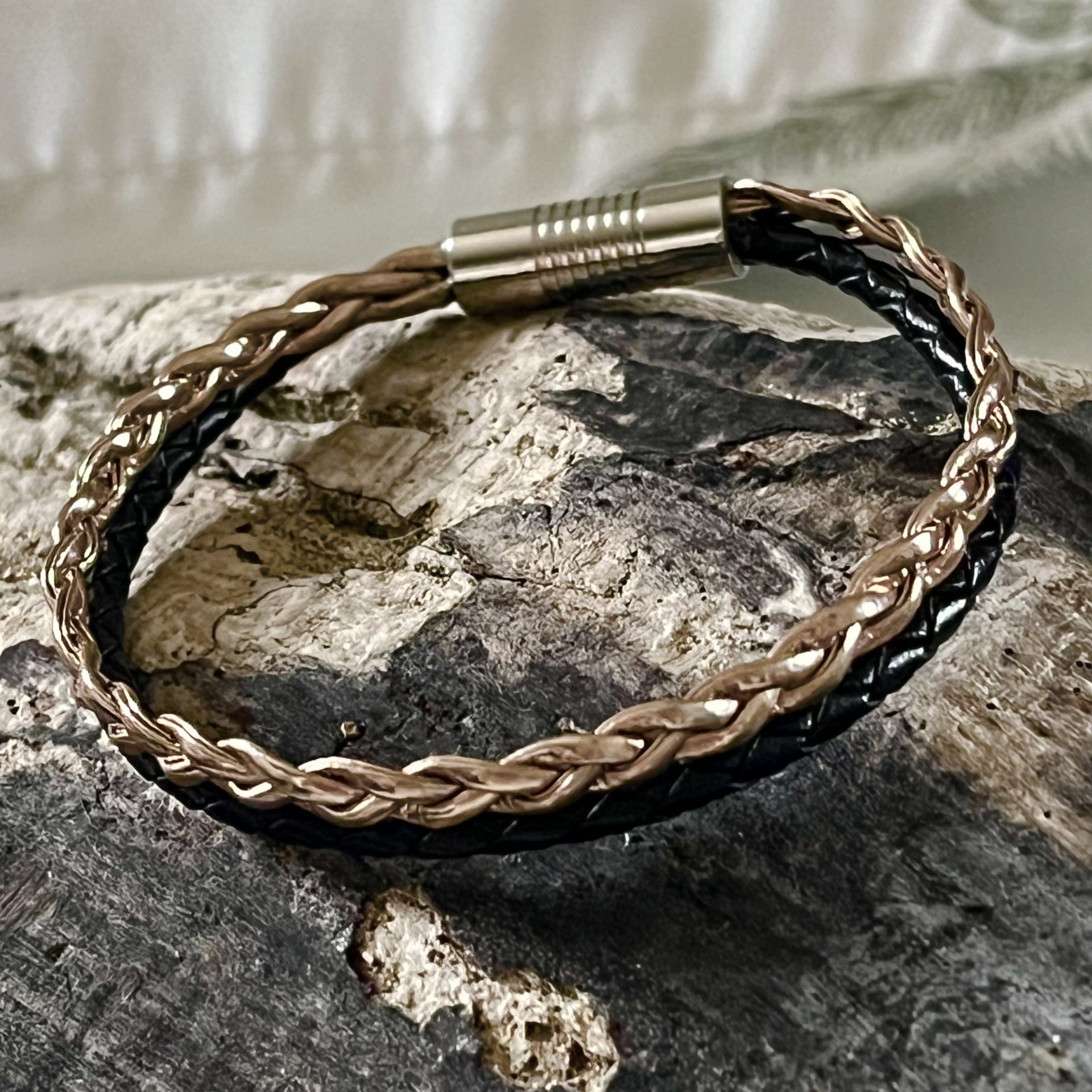 Bracelet Femme en cuir tressé, double rang, noir et rose doré, fermoir aimanté en acier inoxydable de qualité fait main, le bracelet en cuir féminin par excellence