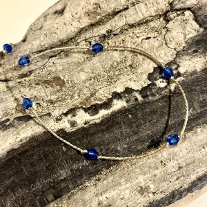 Chevillère ORELINE en perles de verre colorée bleu et tissées sur un fil doré très solide, fermoir en acier inoxydable doré sans nickel sans plomb et sans cadmium, sur mesure et ajusté à la taille