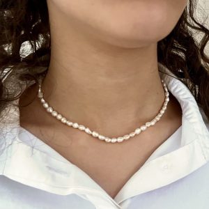 collier Naïa ras de du cou féminin femme fille adolescente en petites perles de culture d'eau douce blanches veritables et fermoir en acier inoxydable doré chainette d'extension, médaillon les bijoux de Karine