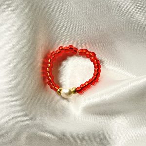 Bague ORÉA élastique en perles de verre rouge lumineux flamboyant reflets brillant et petite perle de culture d'eau douce blanche et perles japonaises de verre dorées fait main à la taille et sur mesure
