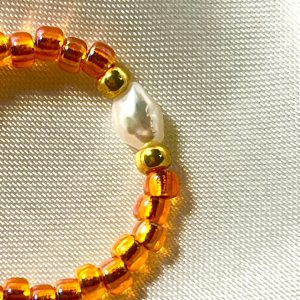 Bague ORÉA élastique en perles de verre orange lumineux incandescent reflets et petite perle de culture d'eau douce blanche et perles japonaises de verre dorées fait main à la taille et sur mesure