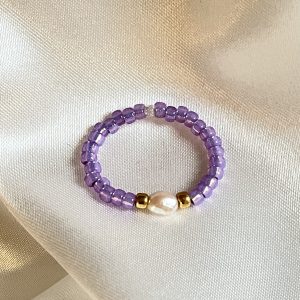 Bague ORÉA élastique en perles de verre japonaises MIYUKI mauve lilas violet clair givré et petite perle de culture d'eau douce blanche et perles japonaises de verre dorées fait main à la taille et sur mesure