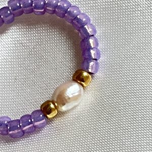 Bague ORÉA élastique en perles de verre japonaises MIYUKI mauve lilas violet clair givré et petite perle de culture d'eau douce blanche et perles japonaises de verre dorées fait main à la taille et sur mesure