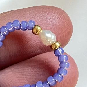 Bague ORÉA élastique en perles de verre japonaises MIYUKI violet violine pourpre et petite perle de culture d'eau douce blanche et perles japonaises de verre dorées fait main à la taille et sur mesure