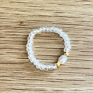 Bague ORÉA élastique en perles de verre blanc givré et petite perle de culture d'eau douce blanche et perles japonaises de verre dorées fait main à la taille et sur mesure