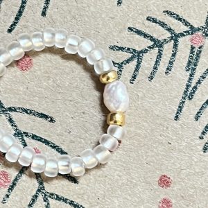 Bague ORÉA élastique en perles de verre blanc givré et petite perle de culture d'eau douce blanche et perles japonaises de verre dorées fait main à la taille et sur mesure