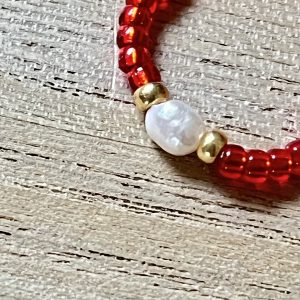 Bague ORÉA élastique en perles de verre rouge lumineux flamboyant reflets brillant et petite perle de culture d'eau douce blanche et perles japonaises de verre dorées fait main à la taille et sur mesure