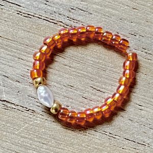 Bague ORÉA élastique en perles de verre orange lumineux incandescent reflets et petite perle de culture d'eau douce blanche et perles japonaises de verre dorées fait main à la taille et sur mesure