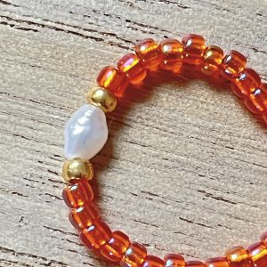 Bague ORÉA élastique en perles de verre orange lumineux incandescent reflets et petite perle de culture d'eau douce blanche et perles japonaises de verre dorées fait main à la taille et sur mesure