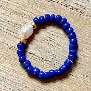 Bague ORÉA élastique en perles de verre bleu vif roy electrique cobalt et petite perle de culture d'eau douce blanche et perles japonaises de verre dorées fait main à la taille et sur mesure
