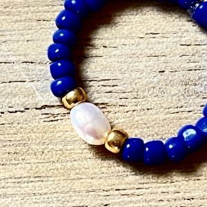 Bague ORÉA élastique en perles de verre bleu vif roy electrique cobalt et petite perle de culture d'eau douce blanche et perles japonaises de verre dorées fait main à la taille et sur mesure