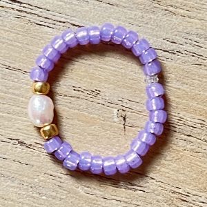 Bague ORÉA élastique en perles de verre japonaises MIYUKI mauve lilas violet clair givré et petite perle de culture d'eau douce blanche et perles japonaises de verre dorées fait main à la taille et sur mesure
