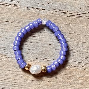 Bague ORÉA élastique en perles de verre japonaises MIYUKI violet violine pourpre et petite perle de culture d'eau douce blanche et perles japonaises de verre dorées fait main à la taille et sur mesure