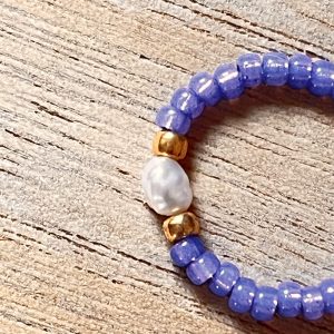 Bague ORÉA élastique en perles de verre japonaises MIYUKI violet violine pourpre et petite perle de culture d'eau douce blanche et perles japonaises de verre dorées fait main à la taille et sur mesure