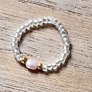 Bague ORÉA élastique en perles de verre japonaises MIYUKI blanc givré et petite perle de culture d'eau douce blanche et perles japonaises de verre dorées fait main à la taille et sur mesure