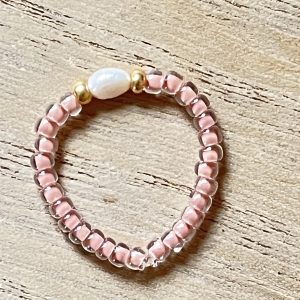 Bague ORÉA élastique en perles de verre japonaises MIYUKI beige rosé nude brillant et petite perle de culture d'eau douce blanche et perles japonaises de verre dorées fait main à la taille et sur mesure