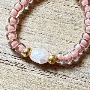 Bague ORÉA élastique en perles de verre japonaises MIYUKI beige rosé nude brillant et petite perle de culture d'eau douce blanche et perles japonaises de verre dorées fait main à la taille et sur mesure