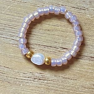 Bague ORÉA élastique en perles de verre japonaises MIYUKI rose clair bébé givré et petite perle de culture d'eau douce blanche et perles japonaises de verre dorées fait main à la taille et sur mesure