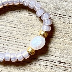Bague ORÉA élastique en perles de verre japonaises MIYUKI rose clair bébé givré et petite perle de culture d'eau douce blanche et perles japonaises de verre dorées fait main à la taille et sur mesure