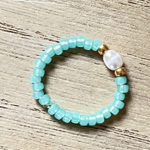 Bague ORÉA élastique en perles de verre japonaises MIYUKI vert menthe givré et petite perle de culture d'eau douce blanche et perles japonaises de verre dorées fait main à la taille et sur mesure