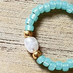 Bague ORÉA élastique en perles de verre japonaises MIYUKI vert menthe givré et petite perle de culture d'eau douce blanche et perles japonaises de verre dorées fait main à la taille et sur mesure