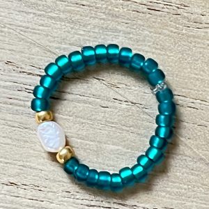 Bague ORÉA élastique en perles de verre japonaises MIYUKI bleu vert canard givré et petite perle de culture d'eau douce blanche et perles japonaises de verre dorées fait main à la taille et sur mesure