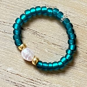 Bague ORÉA élastique en perles de verre japonaises MIYUKI bleu vert canard givré et petite perle de culture d'eau douce blanche et perles japonaises de verre dorées fait main à la taille et sur mesure