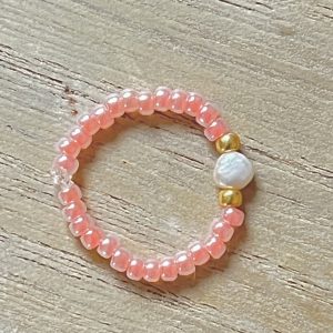 Bague ORÉA élastique en perles de verre japonaises MIYUKI rose pêche saumon nacré et petite perle de culture d'eau douce blanche et perles japonaises de verre dorées fait main à la taille et sur mesure