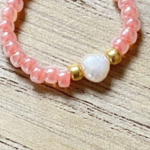 Bague ORÉA élastique en perles de verre japonaises MIYUKI rose pêche saumon nacré et petite perle de culture d'eau douce blanche et perles japonaises de verre dorées fait main à la taille et sur mesure