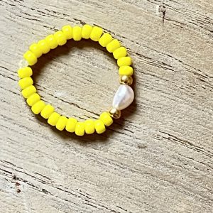 Bague ORÉA élastique en perles de verre japonaises MIYUKI jaune et petite perle de culture d'eau douce blanche et perles japonaises de verre dorées fait main à la taille et sur mesure