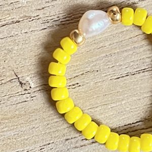Bague ORÉA élastique en perles de verre japonaises MIYUKI jaune et petite perle de culture d'eau douce blanche et perles japonaises de verre dorées fait main à la taille et sur mesure