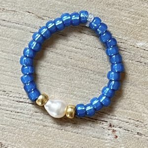 Bague ORÉA élastique en perles de verre japonaises MIYUKI bleu jean denim et petite perle de culture d'eau douce blanche et perles japonaises de verre dorées fait main à la taille et sur mesure