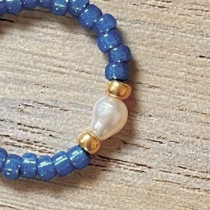Bague ORÉA élastique en perles de verre japonaises MIYUKI bleu jean denim et petite perle de culture d'eau douce blanche et perles japonaises de verre dorées fait main à la taille et sur mesure