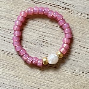 Bague ORÉA élastique en perles de verre japonaises MIYUKI rose givré et petite perle de culture d'eau douce blanche et perles japonaises de verre dorées fait main à la taille et sur mesure