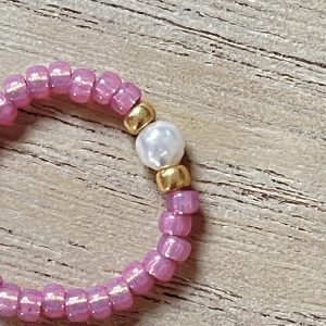 Bague ORÉA élastique en perles de verre japonaises MIYUKI rose givré et petite perle de culture d'eau douce blanche et perles japonaises de verre dorées fait main à la taille et sur mesure