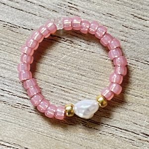 Bague ORÉA élastique en perles de verre japonaises MIYUKI rose saumon givré et petite perle de culture d'eau douce blanche et perles japonaises de verre dorées fait main à la taille et sur mesure