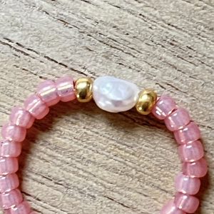 Bague ORÉA élastique en perles de verre japonaises MIYUKI rose saumon givré et petite perle de culture d'eau douce blanche et perles japonaises de verre dorées fait main à la taille et sur mesure