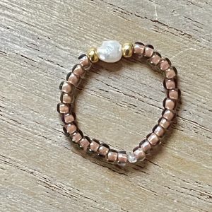 Bague ORÉA élastique en perles de verre japonaises MIYUKI marron glacé beige brillant et petite perle de culture d'eau douce blanche et perles japonaises de verre dorées fait main à la taille et sur mesure