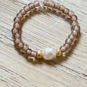 Bague ORÉA élastique en perles de verre japonaises MIYUKI marron glacé beige brillant et petite perle de culture d'eau douce blanche et perles japonaises de verre dorées fait main à la taille et sur mesure